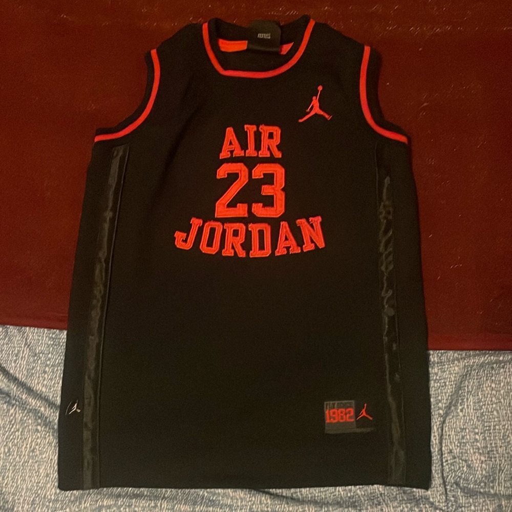 Jersey Jordan , size 5-6 years, great condition, black and red color